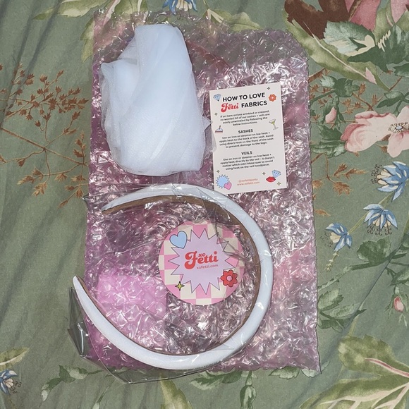 Francesca’s Bride Headband with Detachable Veil - Picture 5 of 5